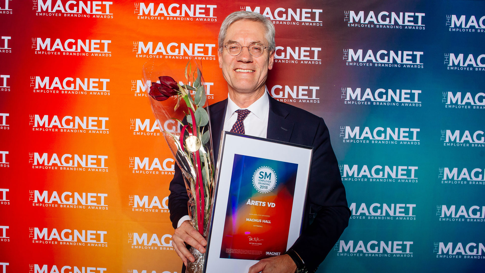 Magnus Hall med blomma och priset till Årets vd inom Employer Branding