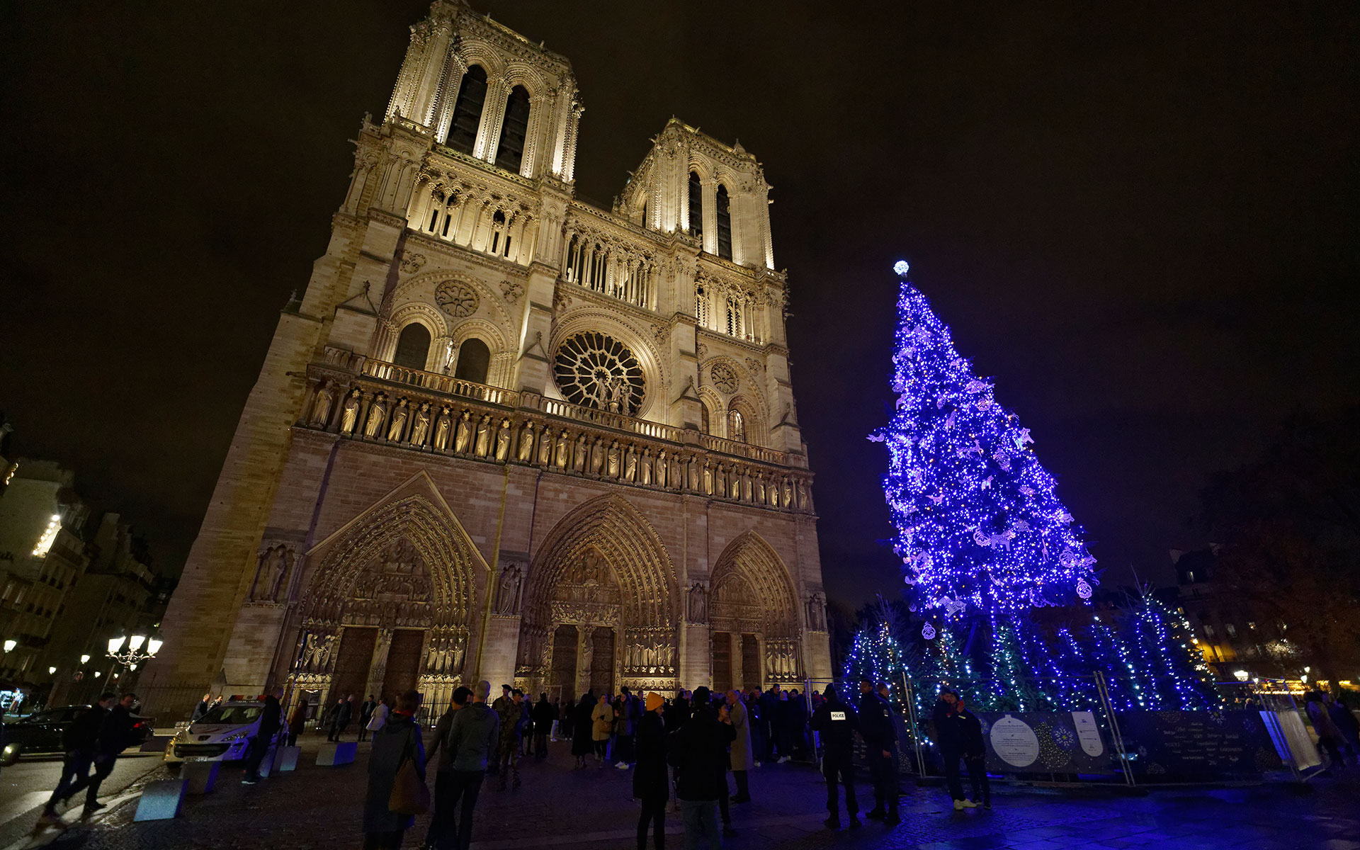 En blågul gran från Vattenfall framför Notre Dame i Paris