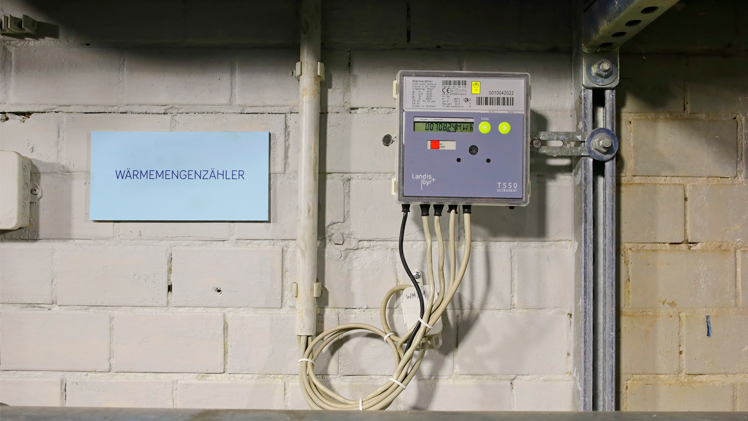 caption=Installationen av en smart fjärrvärmemätare i pannrummet vid Rotes Rathaus (Röda rådhuset) i Berlin – medieevenemang den 23 januari 2018. Foto: Pedro Becerra