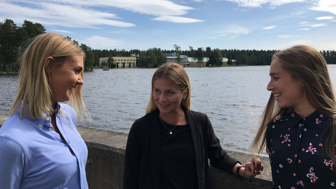 Traineerna Fanny Lindberg, Caroline Andersson och Anna Rydberg med Vattenfall R&D:s laboratorium i Älvkarleby i bakgrunden