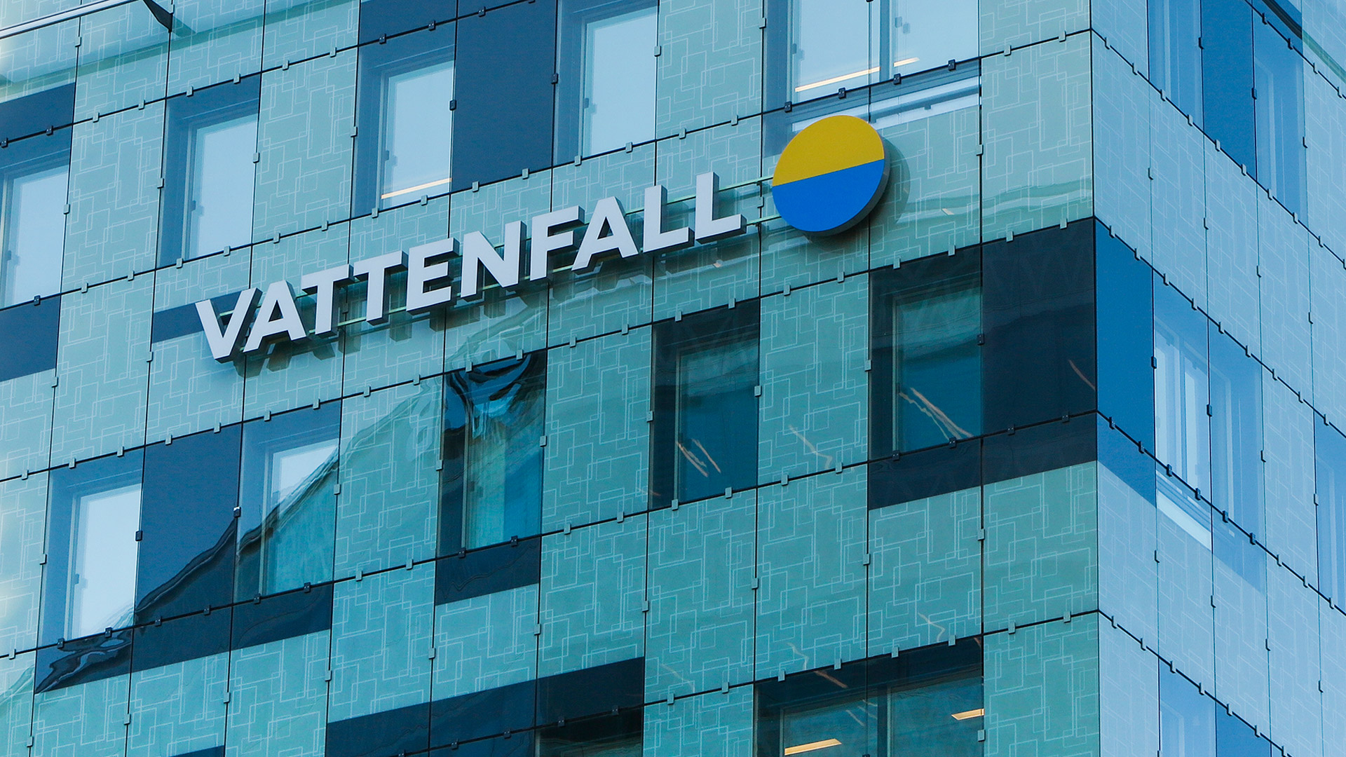 Vattenfalls logotyp på fasaden på huvudkontoret i Solna