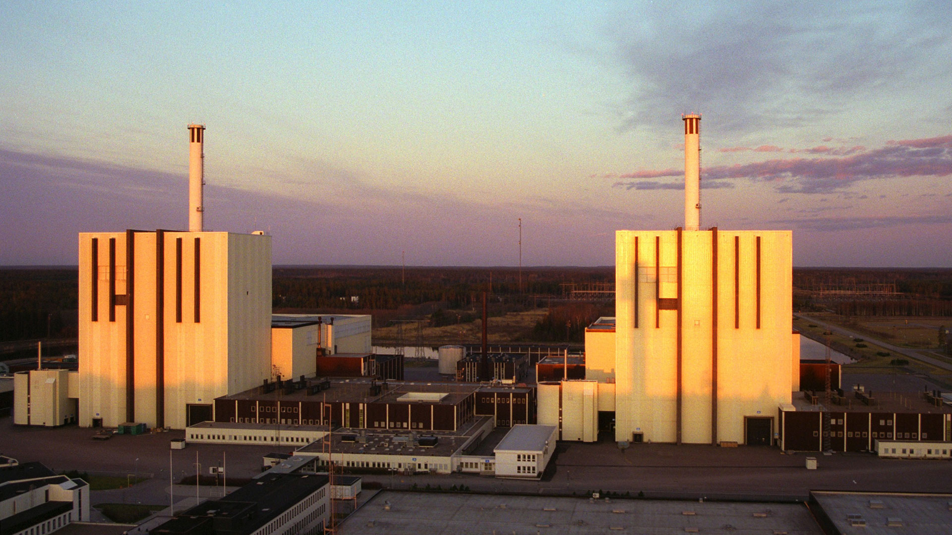 Forsmark kärnkraftverk i solnedgång