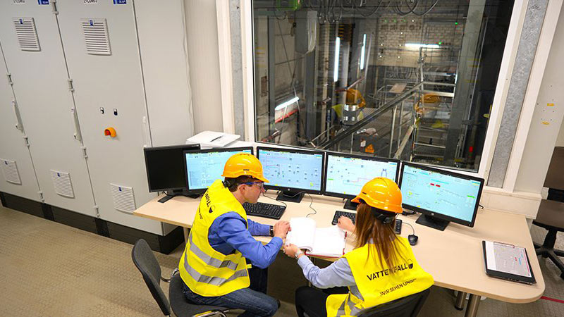 Två medarbetare i kontrollrum på Hamburgs nya kraft-till-värme-verk