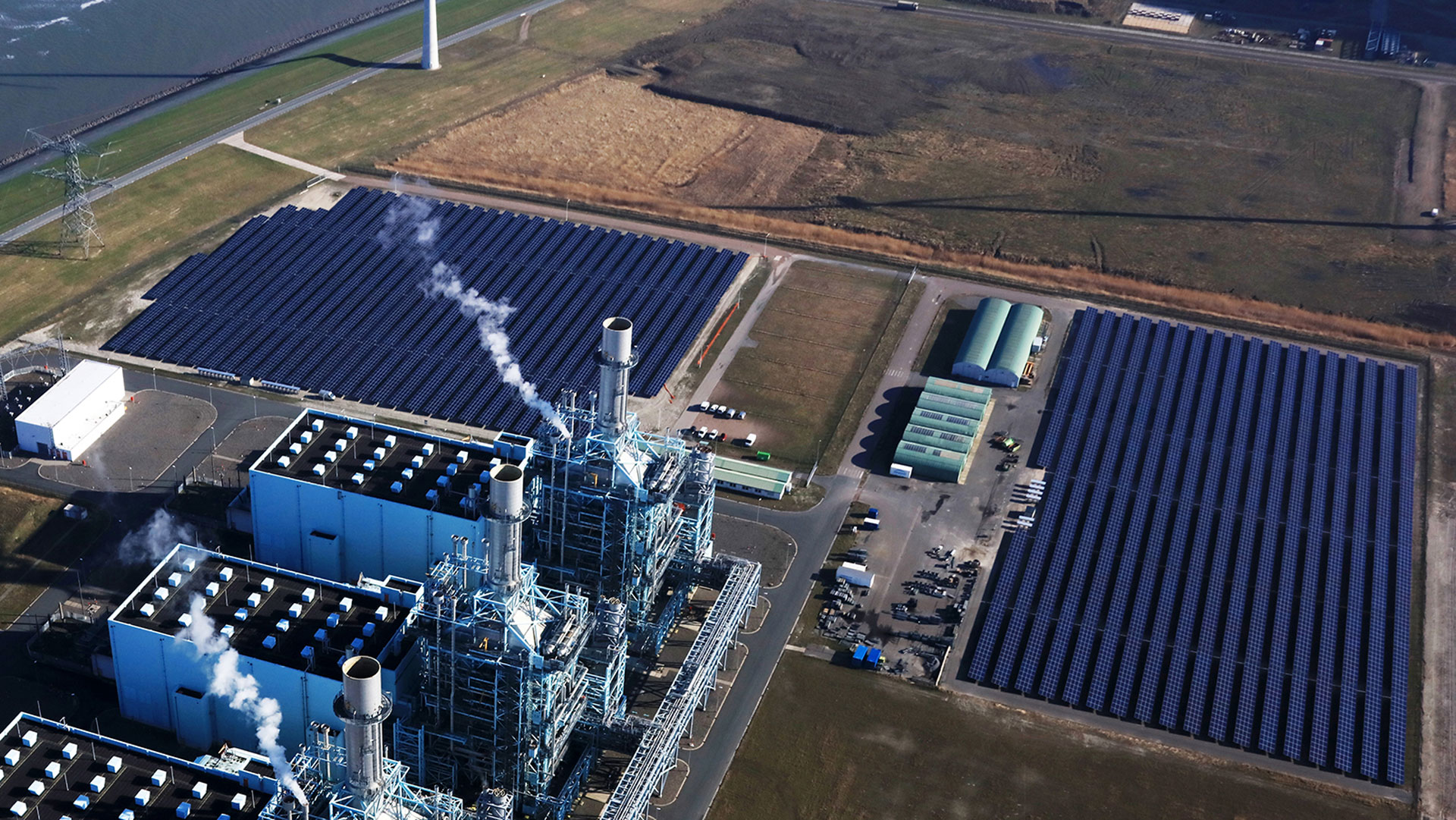 Vattenfalls hittills största solkraftpark vid Eemshaven i norra Nederländerna