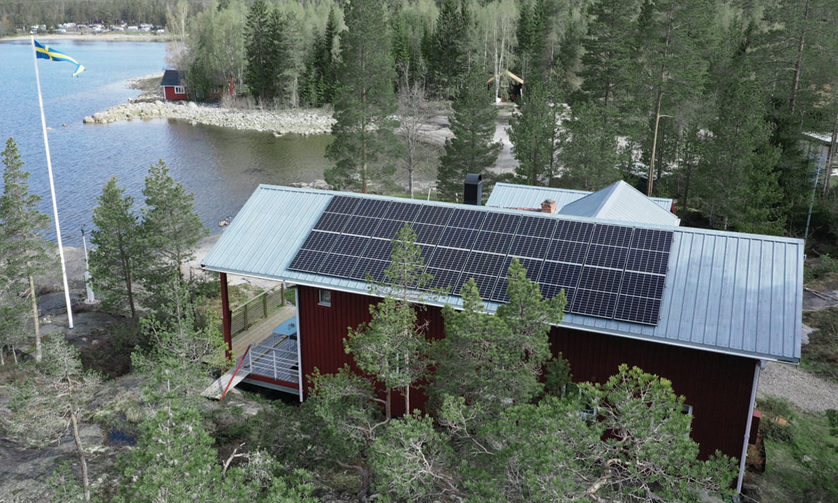 Fritidshus med solpaneler på taket