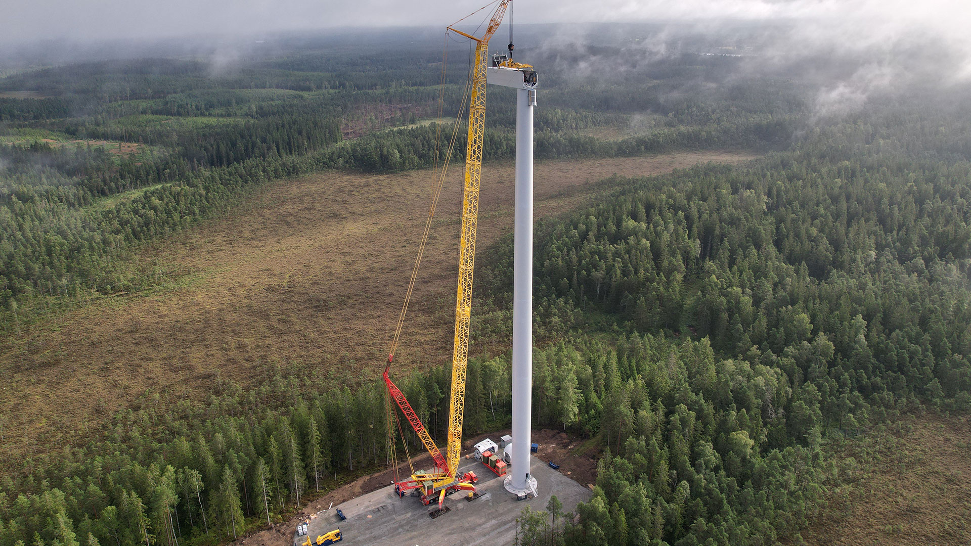 Ett vindkraftverk lyfts på plats i Grönhult