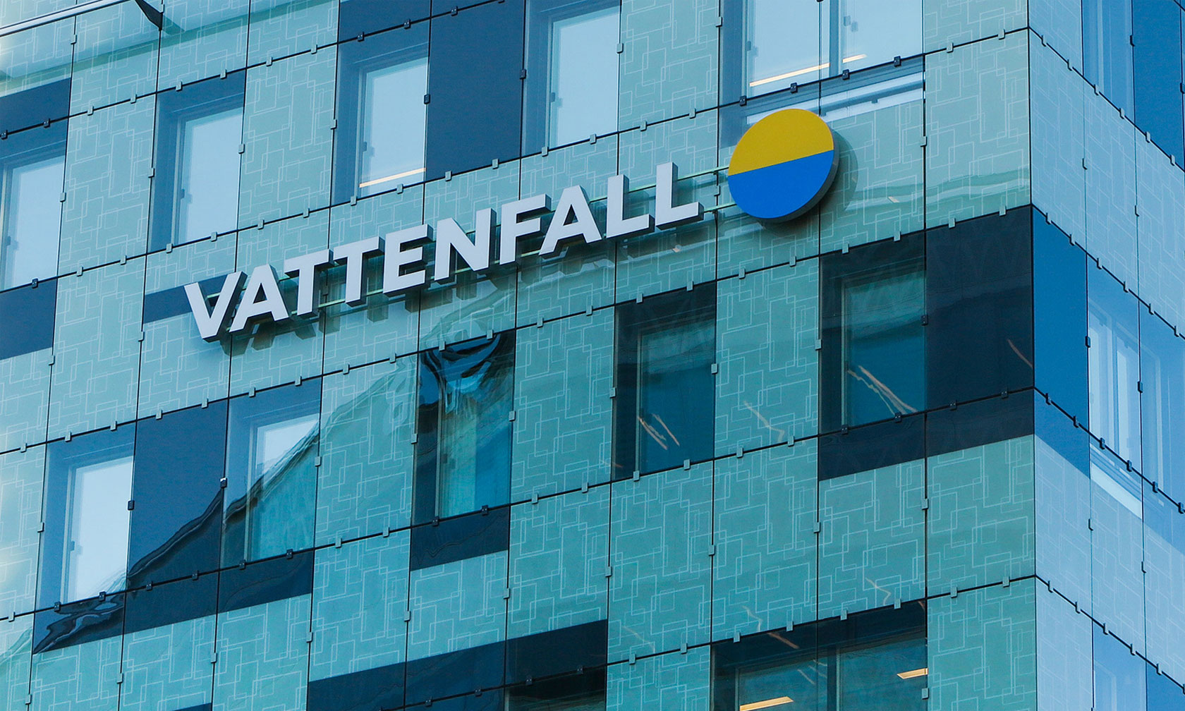 Vattenfalls logotyp på fasaden till huvudkontoret i Solna Vattenfalls logotyp på fasaden till huvudkontoret i Solna