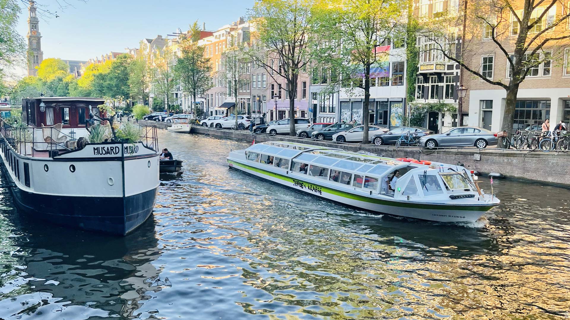 Båtar på kanal i Amsterdam