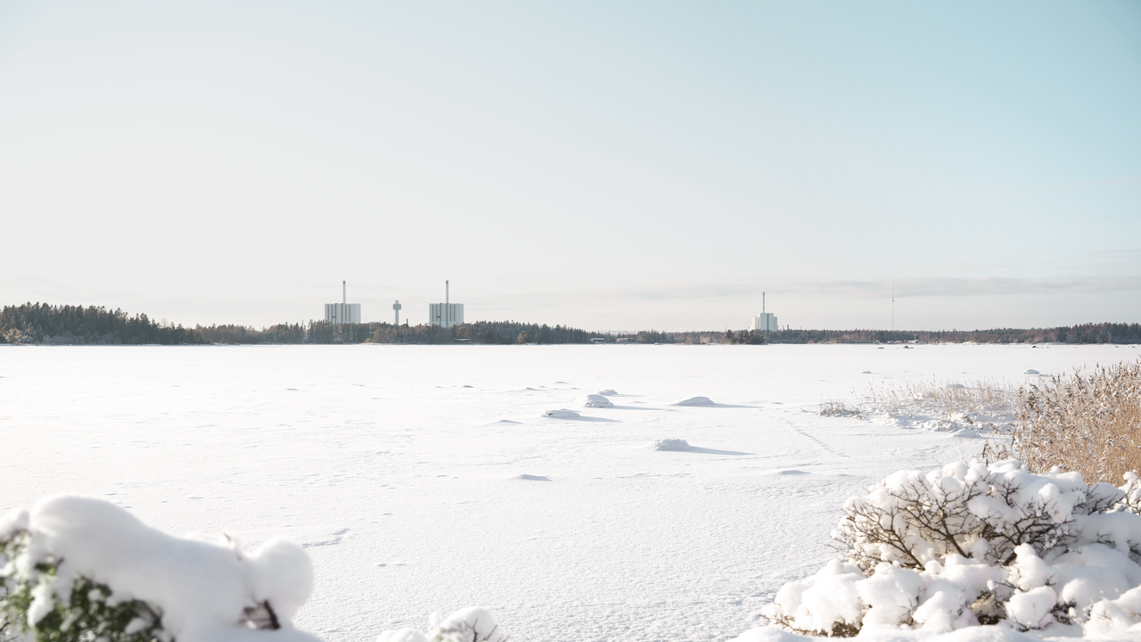 Utsikt över kärnkraftverket i Forsmark en vinterdag