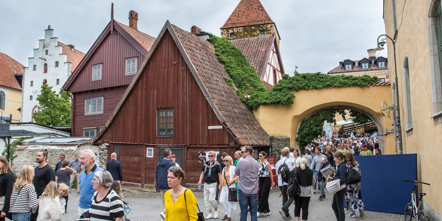 Människor som flanerar i centrala Visby Människor som flanerar i centrala Visby