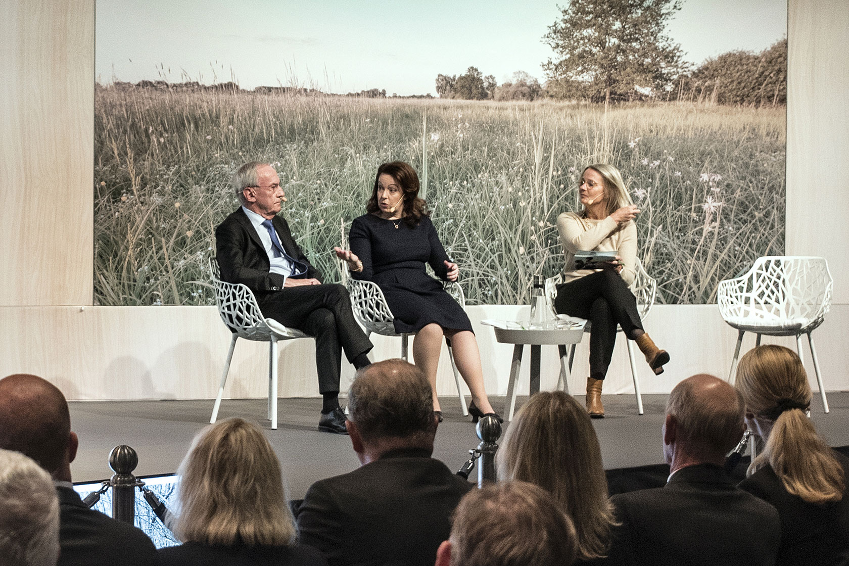 Styrelseordförande Lars G Nordström, vd Anna Borg och kommunikationsdirektör Karin Lepasoon i samtal på stämman 2022 Styrelseordförande Lars G Nordström, vd Anna Borg och kommunikationsdirektör Karin Lepasoon i samtal på stämman 2022