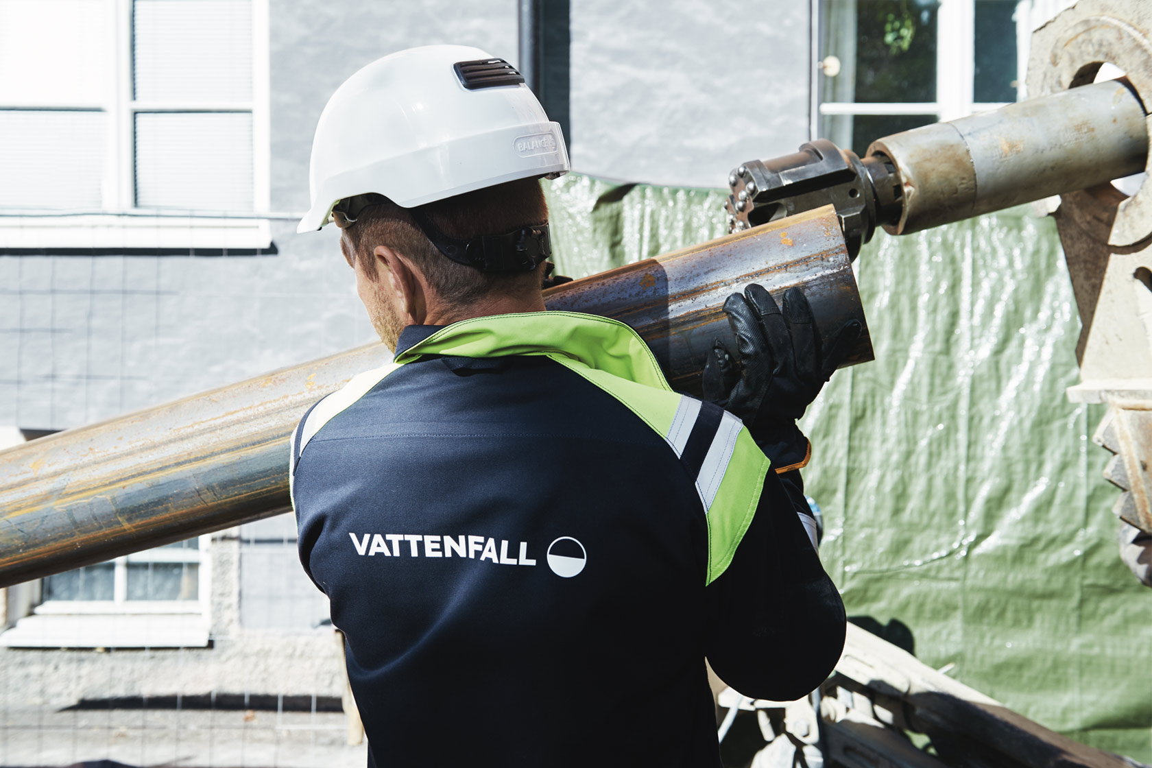 En man som arbetar med att installera en värmepump En man som arbetar med att installera en värmepump