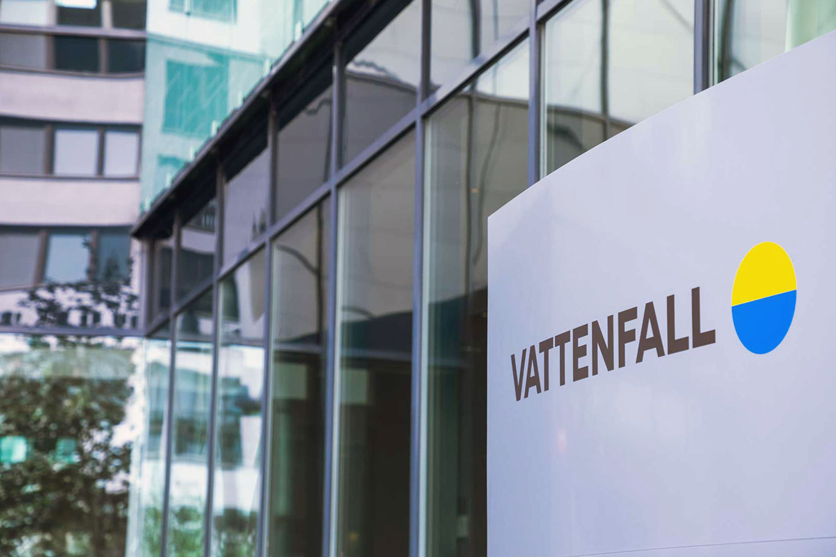 Vattenfalls logotyp på en skylt vid entrén till huvudkontoret i Solna
