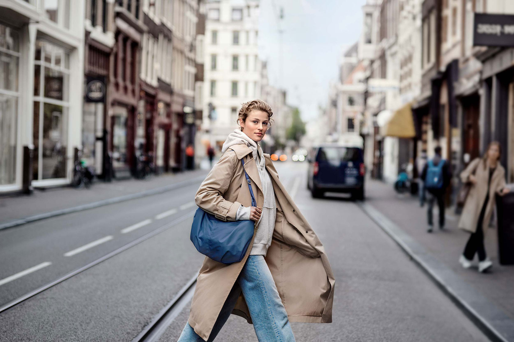 Kvinna korsar en gata i Amsterdam