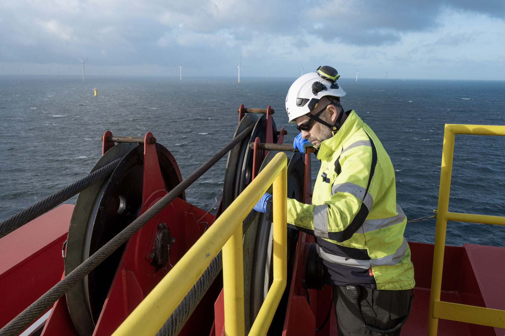En man som arbetar med installation av vindkraftverk i en havsbaserad park