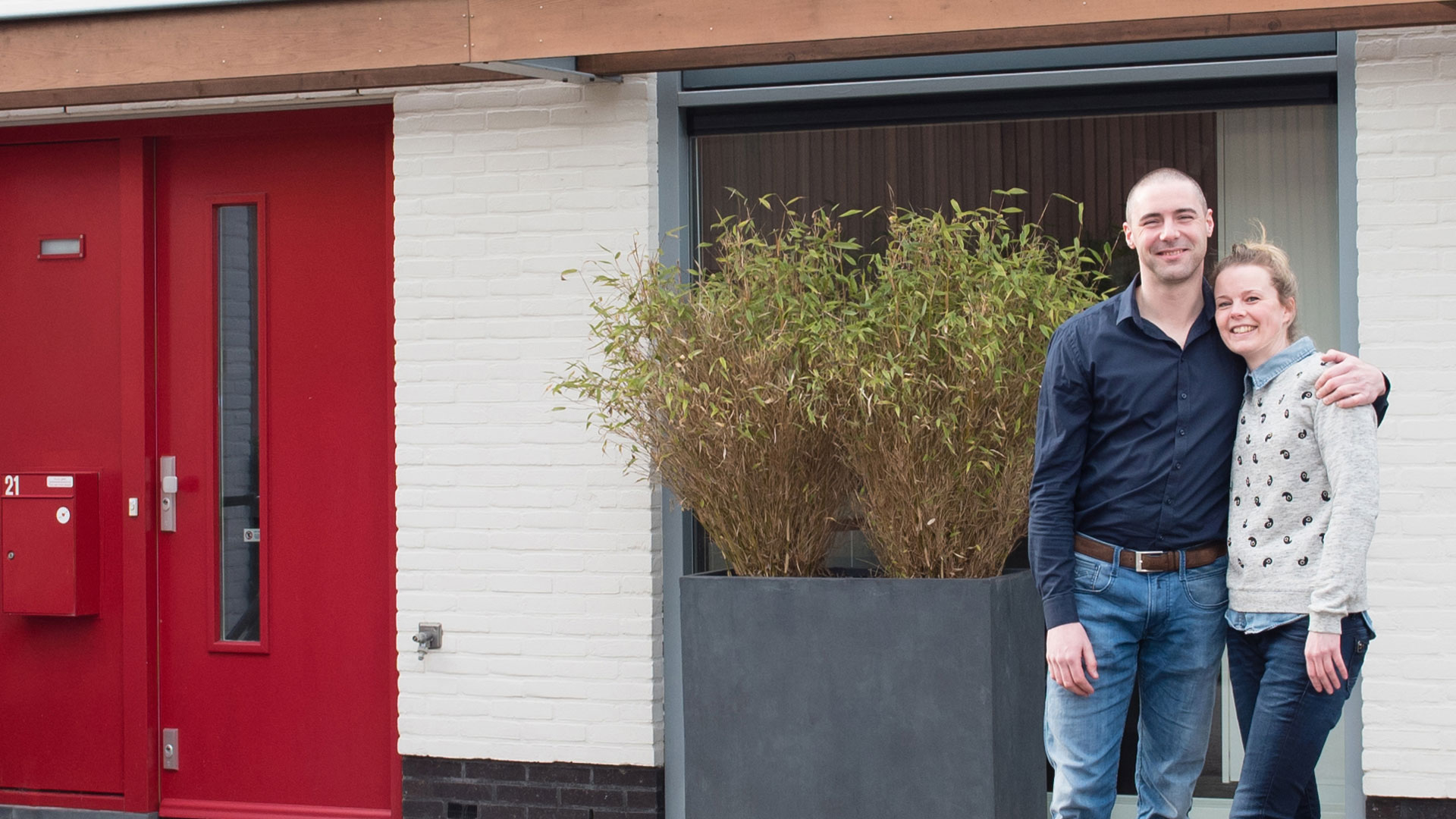 A couple in front of a house. Photo: Suzanne Paap