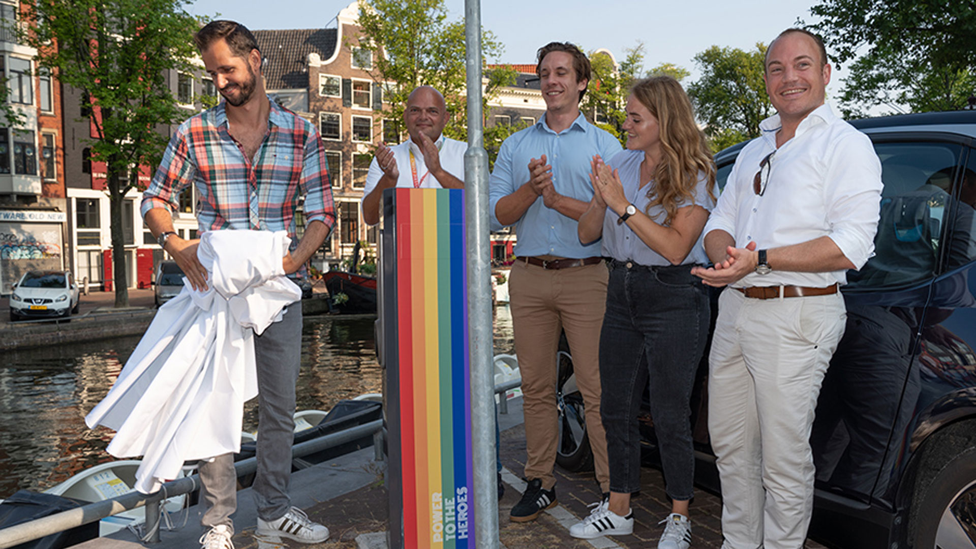 Job Karstens (EVBox), Ronald Stahli (Nuon), Mathieu Wijnen (Amsterdam municipality),  Linda Roskam (Amsterdam municipality) and Vincent Jongejans (Nuon) at the unveiling of the LGBTI charging points.  Photo: Jan-Willem de Venster