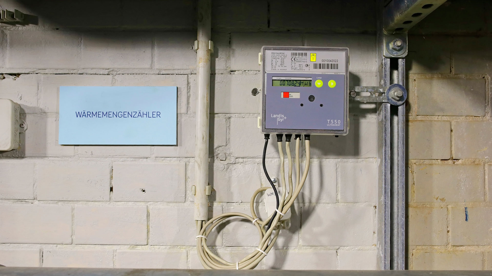 Installation of a smart district heat meter 