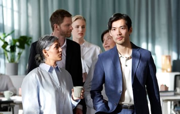 Gruppe von Menschen in einem Büro gehend Gruppe von Menschen in einem Büro gehend