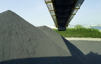 Ein Kohleberg mit darüber befindlichem Förderband Ein Kohleberg mit darüber befindlichem Förderband