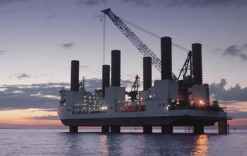 Installationsplattform für Errichtung von Offshore-Windturbinen. Installationsplattform für Errichtung von Offshore-Windturbinen.