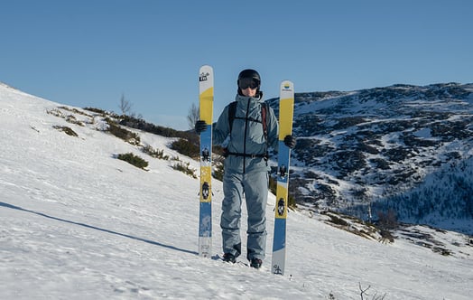 Person auf der Piste mit Skiern, die gemeinsames Produkt von Gjenkraft, Evi Ski und Vattenfall sind Person auf der Piste mit Skiern, die gemeinsames Produkt von Gjenkraft, Evi Ski und Vattenfall sind