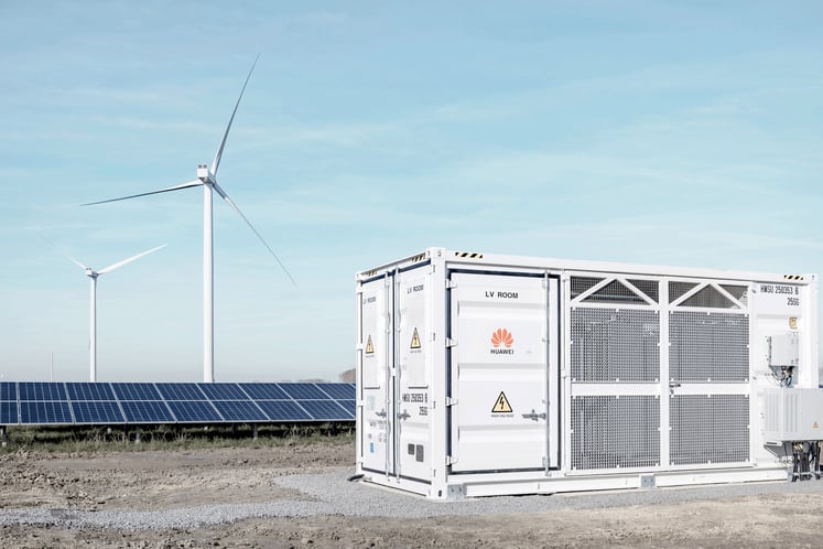 Batteriespeichereinheit neben Solarmodulen und Windkraftanlagen. Batteriespeichereinheit neben Solarmodulen und Windkraftanlagen.