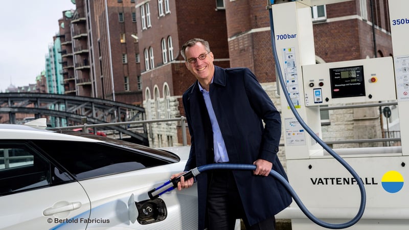 Vattenfall - Gunnar Groebler bei H2-Betankung eines Fahrzeug Vattenfall - Gunnar Groebler bei H2-Betankung eines Fahrzeug