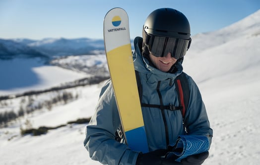 Skieur tenant des skis Skieur tenant des skis