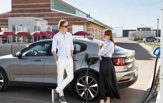 Vattenfall InCharge – E-mobility-klanten die hun auto opladen bij een restaurant. Vattenfall InCharge – E-mobility-klanten die hun auto opladen bij een restaurant.