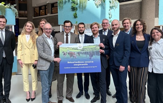 V.l.n.r. Felix Klos (D66), Sjoukje van Oosterhout (GroenLinks-PvdA), Alisha Müller (VVD), Henk Vermeer (BBB), Pieter Grinwis (ChristenUnie), André Flach (SGP), Paul Stockmann (Holland Solar), Henk Jumelet (CDA), Eric Tonnaer (Vattenfall), Nold Jaeger (Holland Solar), Floor Maassen (Holland Solar en Florine Kits van Heiningen (Vattenfall). Foto: Vattenfall/BBB V.l.n.r. Felix Klos (D66), Sjoukje van Oosterhout (GroenLinks-PvdA), Alisha Müller (VVD), Henk Vermeer (BBB), Pieter Grinwis (ChristenUnie), André Flach (SGP), Paul Stockmann (Holland Solar), Henk Jumelet (CDA), Eric Tonnaer (Vattenfall), Nold Jaeger (Holland Solar), Floor Maassen (Holland Solar en Florine Kits van Heiningen (Vattenfall). Foto: Vattenfall/BBB