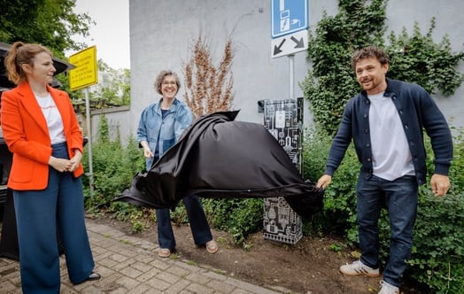 Foto boven artikel: v.l.n.r. Alied Wessels Boer (directeur Vattenfall InCharge), Ciliea Damen (wethouder Nijmegen) en aanvrager van laadpaal Foto boven artikel: v.l.n.r. Alied Wessels Boer (directeur Vattenfall InCharge), Ciliea Damen (wethouder Nijmegen) en aanvrager van laadpaal