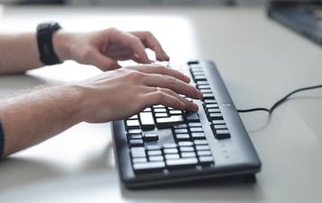 Närbild på händer på datortangentbord Närbild på händer på datortangentbord