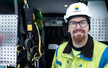 En Vattenfallanställd man med hjälm vid Stor-Rotliden vindkraftspark En Vattenfallanställd man med hjälm vid Stor-Rotliden vindkraftspark