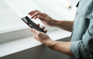 Närbild på händer som håller en mobiltelefon Närbild på händer som håller en mobiltelefon