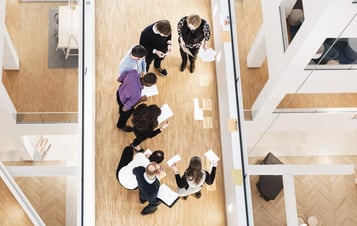 En grupp anställda sedda ovanifrån En grupp anställda sedda ovanifrån
