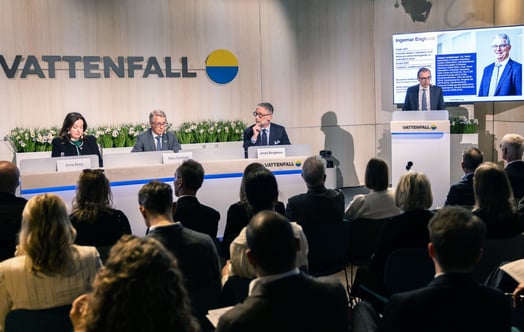 Talare vid ett podium och publik i förgrunden på Vattenfalls årsstämma 2026. Talare vid ett podium och publik i förgrunden på Vattenfalls årsstämma 2026.