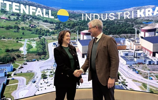 Anna Borg, Vattenfall, och Tom Erixon, Industrikraft, skakar hand. Anna Borg, Vattenfall, och Tom Erixon, Industrikraft, skakar hand.