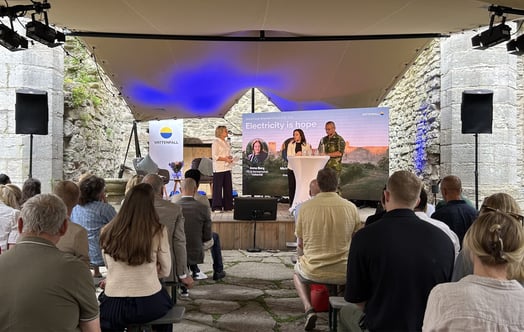 Publik och deltagare vid ett seminarium i Almedalen, framför en scen med texten “Electricity is hope”. Publik och deltagare vid ett seminarium i Almedalen, framför en scen med texten “Electricity is hope”.