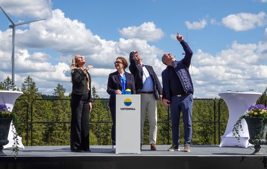 Ulrika Ritzén, Anna Borg, Markus Kyllenbeck och Martin Lundstedt står på en scen under invigningen av Bruzaholms vindkraftspark i Eksjö kommun. Ulrika Ritzén, Anna Borg, Markus Kyllenbeck och Martin Lundstedt står på en scen under invigningen av Bruzaholms vindkraftspark i Eksjö kommun.