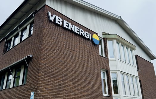 Exteriör av Västerbergslagens Energi AB:s kontor med logotyp på tegelbyggnad. Exteriör av Västerbergslagens Energi AB:s kontor med logotyp på tegelbyggnad.
