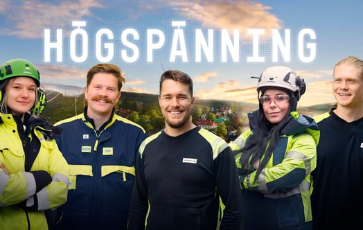 Fem personer i skyddskläder står tillsammans under texten ”Högspänning”. Fem personer i skyddskläder står tillsammans under texten ”Högspänning”.