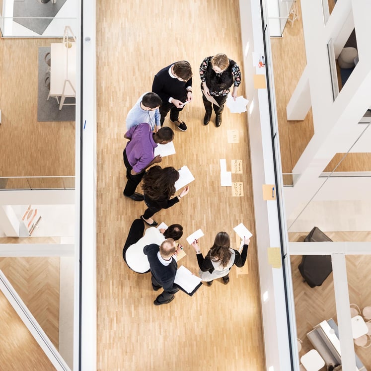 Bild ovanifrån på en grupp Vattenfallmedarbetare som deltar i en brainstorming-övning. Bild ovanifrån på en grupp Vattenfallmedarbetare som deltar i en brainstorming-övning.